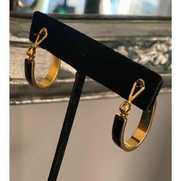 Vintage Monet Black enamel Oval Hoop pierced earrings, in Gold, Signed - Picture 1 of 4